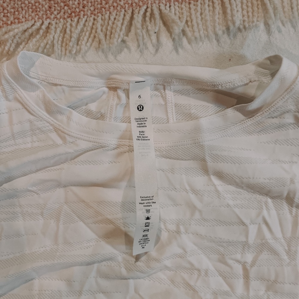 Lululemon size 6 mesh winger print white long sleeve tee